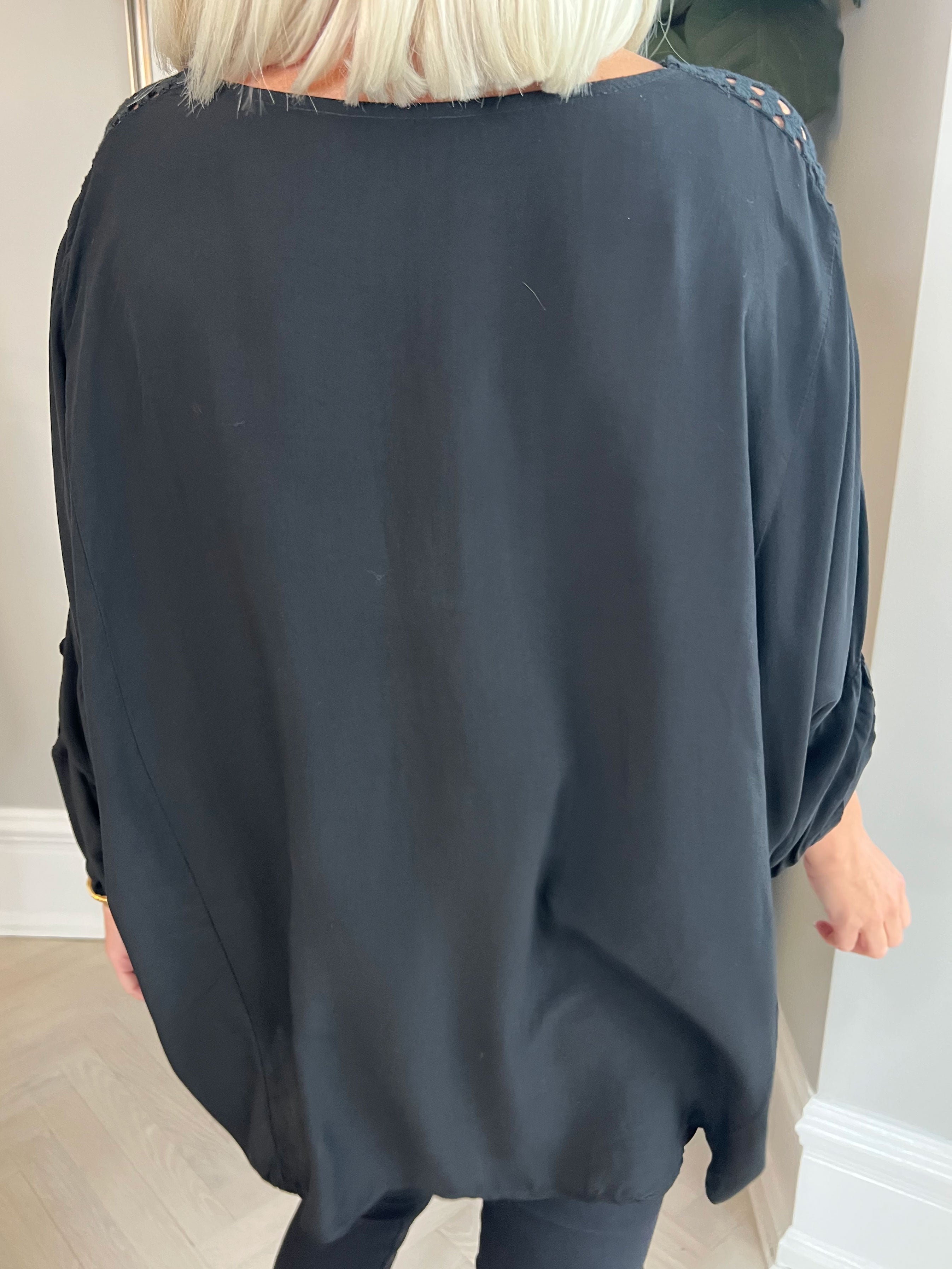 Flora - Söt viskosblus med broderi på ärmarna